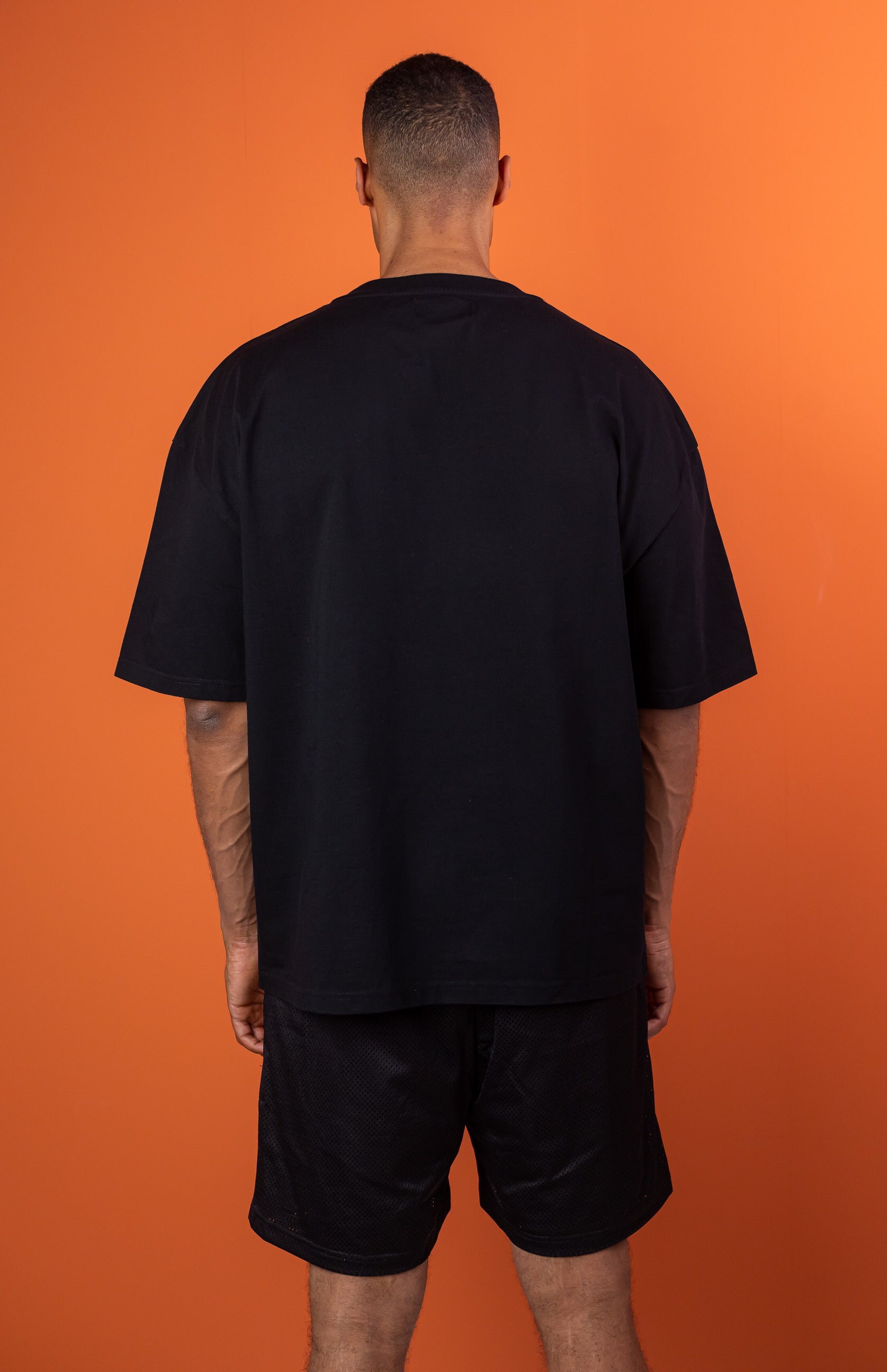 Male model wearing a Black oversize tshirt 