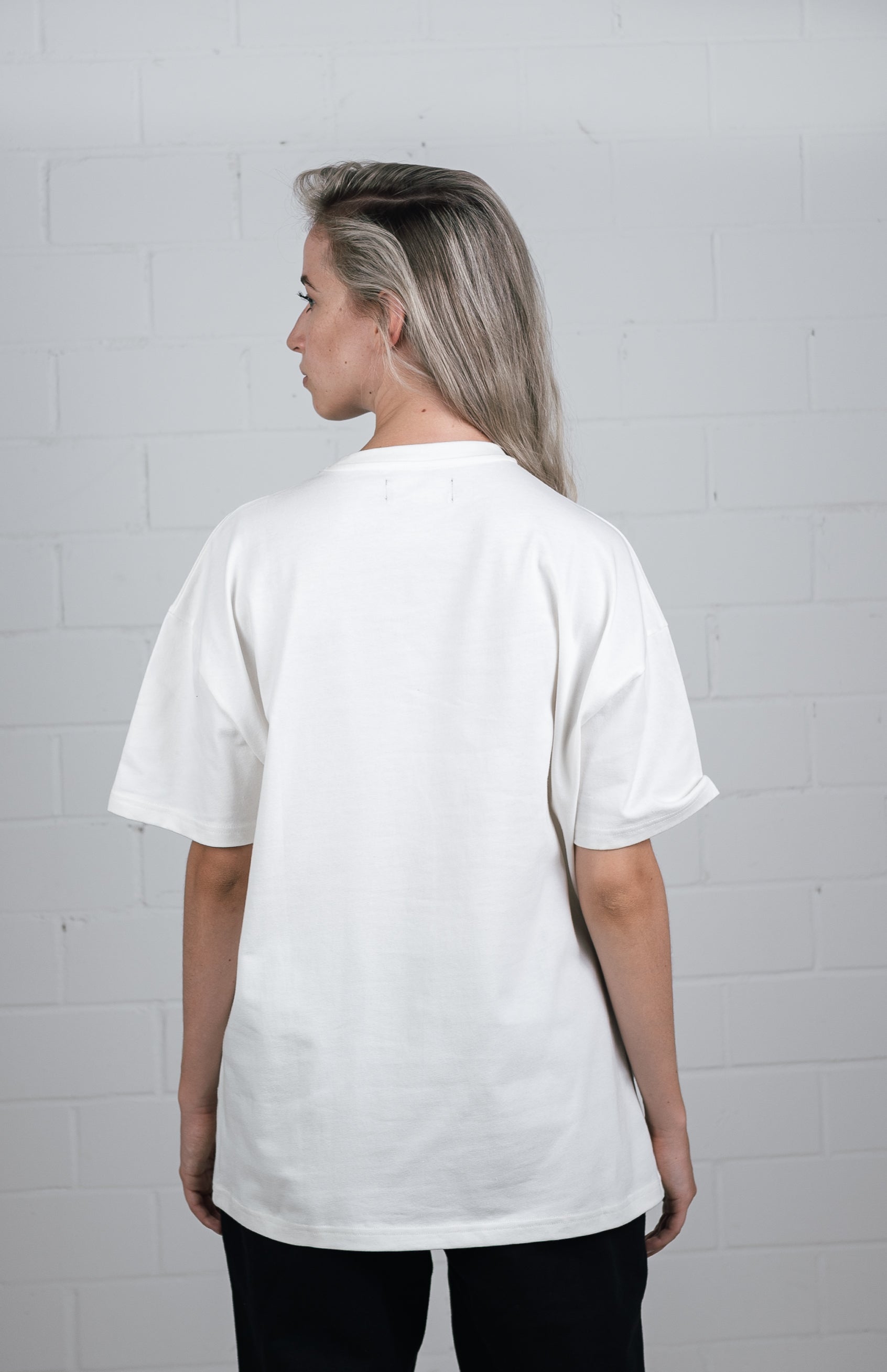 Female model wearing a White oversize t shirt 